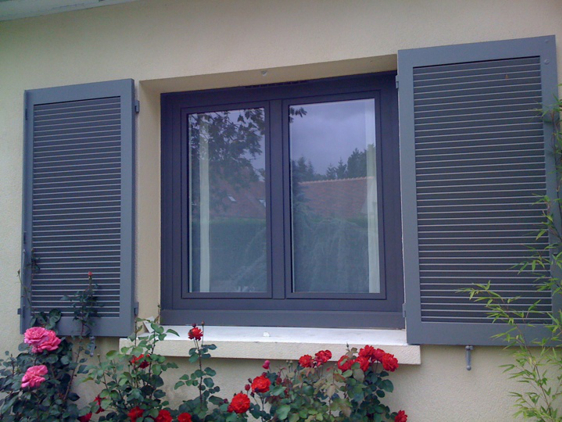 fenêtre PVC gris anthracite