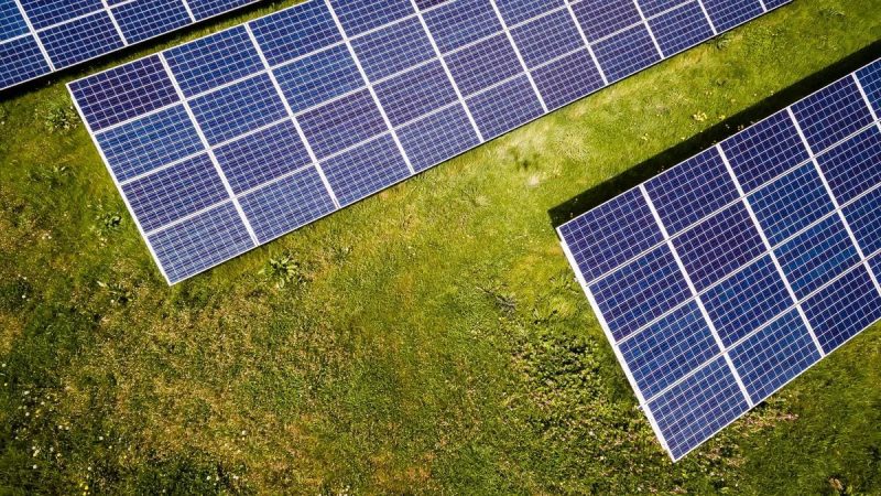 Panneaux solaires au sol : fonctionnement et prix