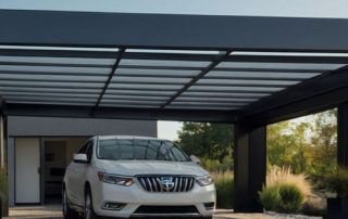 protéger sa voiture des intempéries dans un jardin