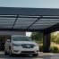 protéger sa voiture des intempéries dans un jardin