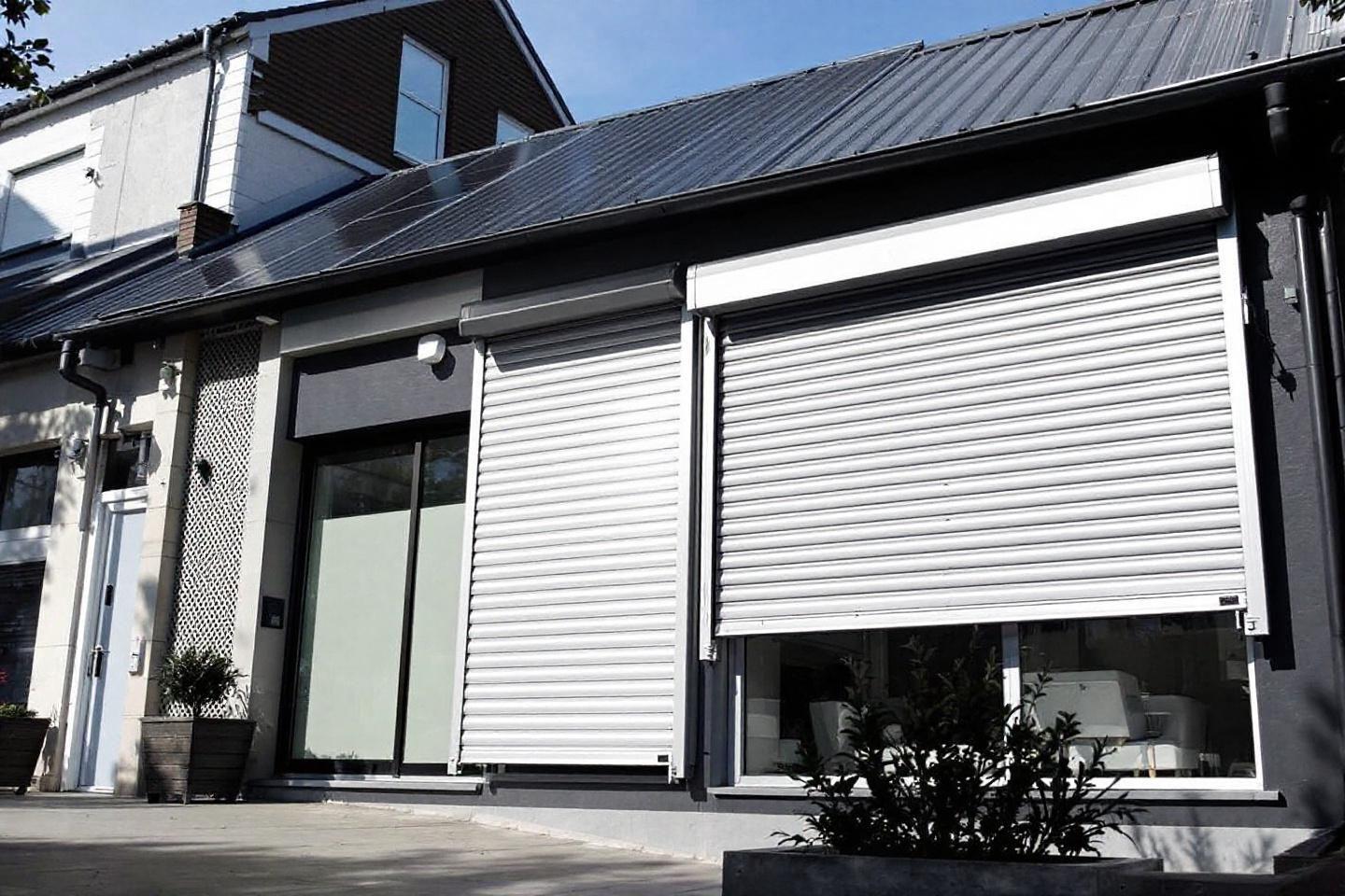 Volets roulants solaires : fonctionnement, avantages et inconvénients expliqués