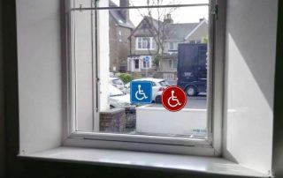 Accessibilité des baies vitrées : normes PMR et obligations de signalisation pour les ERP