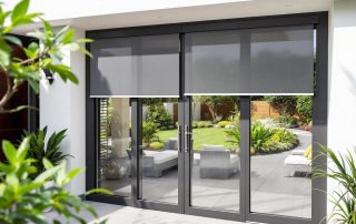 Baie vitrée alu : stores et menuiseries sur mesure pour vos espaces extérieurs