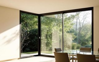 Baie vitrée aluminium 2 vantaux : maximiser la luminosité de votre intérieur sur mesure