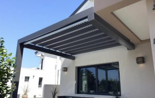 Pergola bioclimatique adossée ou autoportée : comment choisir le bon modèle ?