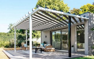 Pergola bioclimatique à lames orientables ou rétractables : bien choisir