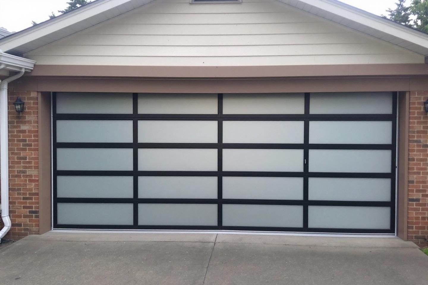 Porte de garage motorisée ou manuelle : quelle solution est la plus rentable ?