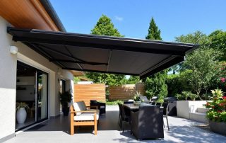 Pergola bioclimatique ou store banne : que choisir pour votre terrasse ?