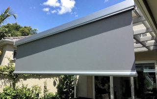 Store vertical pour pergola bioclimatique en aluminium : installation et intégration sur mesure