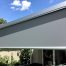 Store vertical pour pergola bioclimatique en aluminium : installation et intégration sur mesure