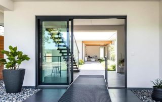 Guide accessibilité baie coulissante : normes PMR, seuils adaptés et référentiel