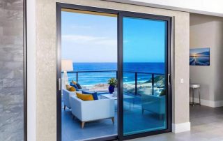 Baie coulissante sur mesure : choisir matériaux, finitions et entretien pour bord de mer