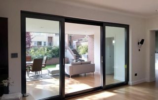 Baie coulissante sur mesure : dimensions, poids et tarif moyen