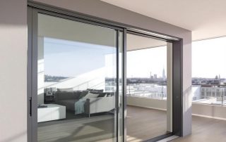 Baie coulissante sur mesure : résistance au vent et performance