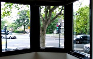 Quelle baie vitrée choisir pour une isolation phonique en zone bruyante ?