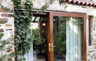 Guide baie vitrée sur mesure pour maison ancienne : matériaux et performance