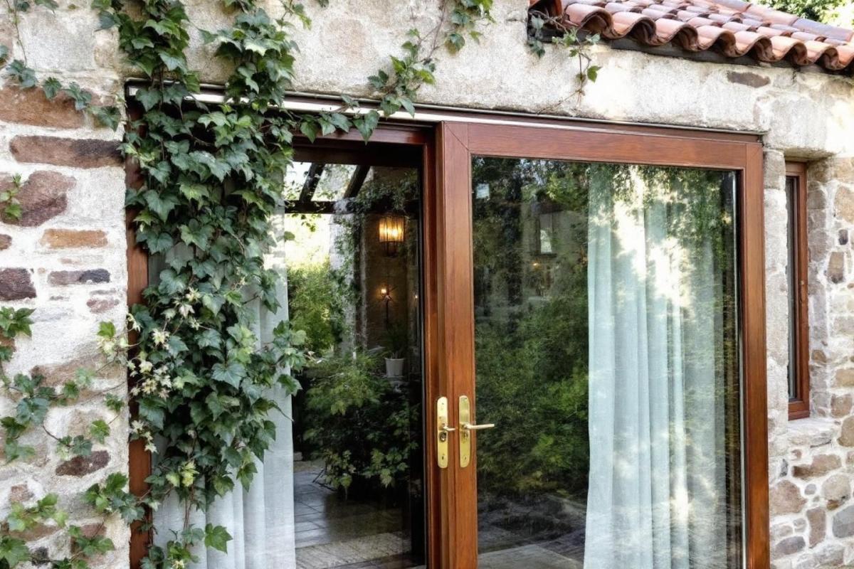 Guide baie vitrée sur mesure pour maison ancienne : matériaux et performance