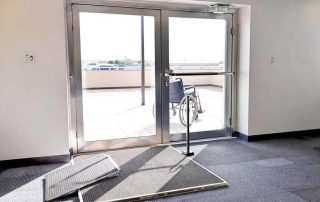 Seuil encastré et PMR : choisir sa baie vitrée aluminium coulissante sur mesure