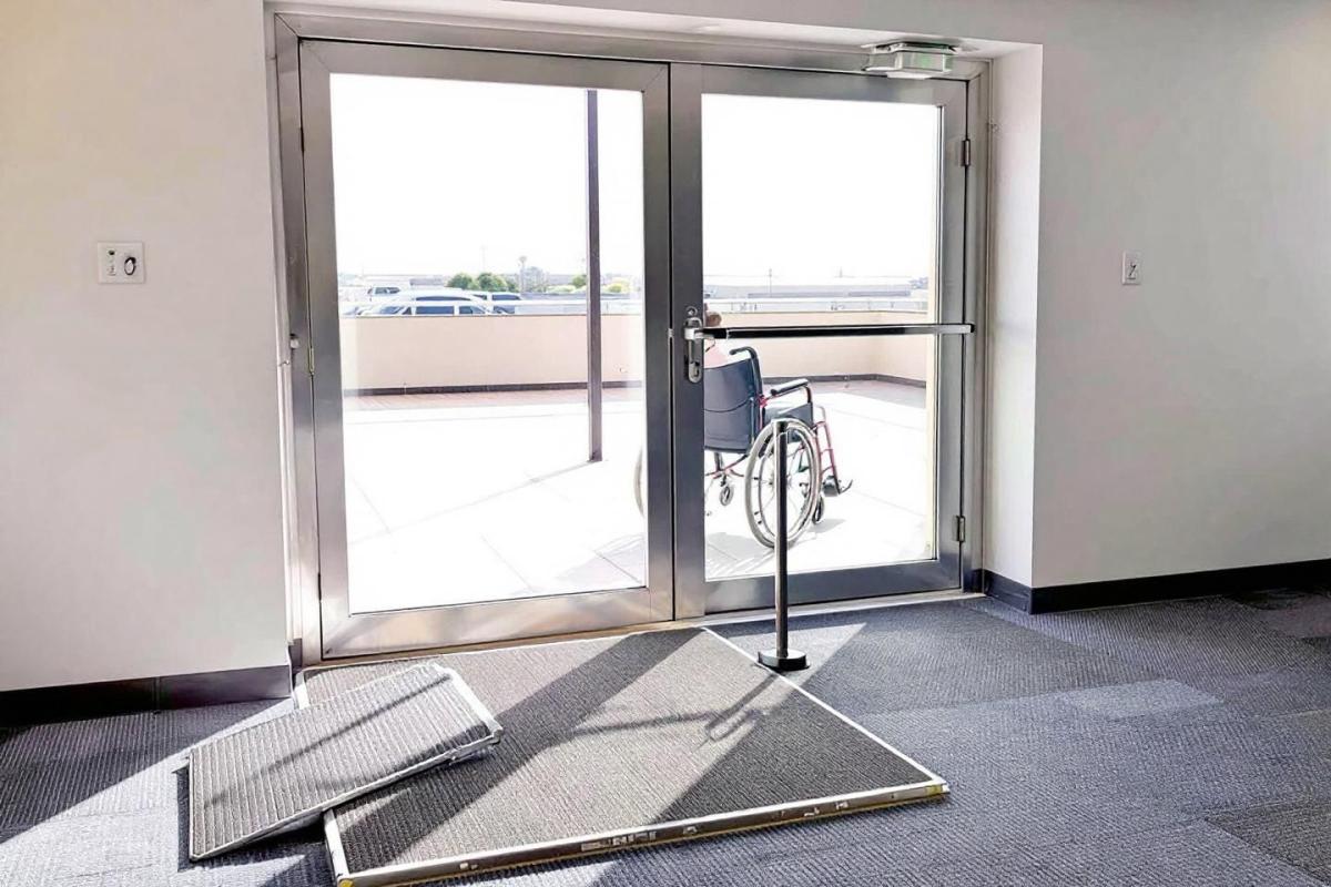 Seuil encastré et PMR : choisir sa baie vitrée aluminium coulissante sur mesure