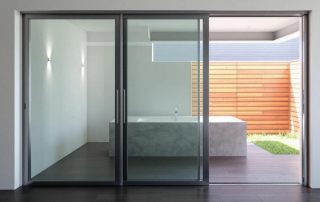 Baie vitrée coulissante sur mesure : choix, sécurité et réglementation des grandes ouvertures