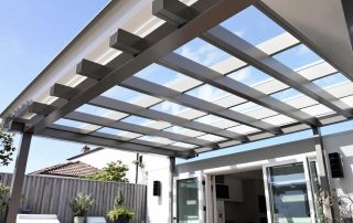 Pergola bioclimatique adossée ou autoportée : comment choisir ?