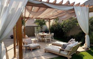 Aménager l'espace sous une pergola bioclimatique : idées déco et conseils