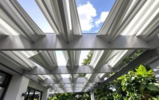 Entretien et durée de vie d'une pergola bioclimatique : conseils et astuces