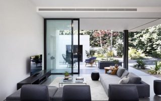 Baie coulissante à galandage sur mesure : guide complet et choix