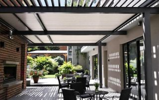 Pergola bioclimatique autoportée aluminium : installation, fixation et ancrage au sol