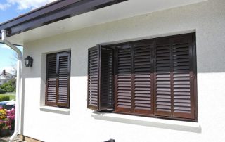 Quels matériaux choisir pour vos volets en bord de mer : PVC, alu ou bois ?