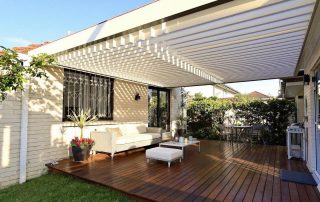Pergola bioclimatique : orientation des lames pour terrasse plein sud | guide complet