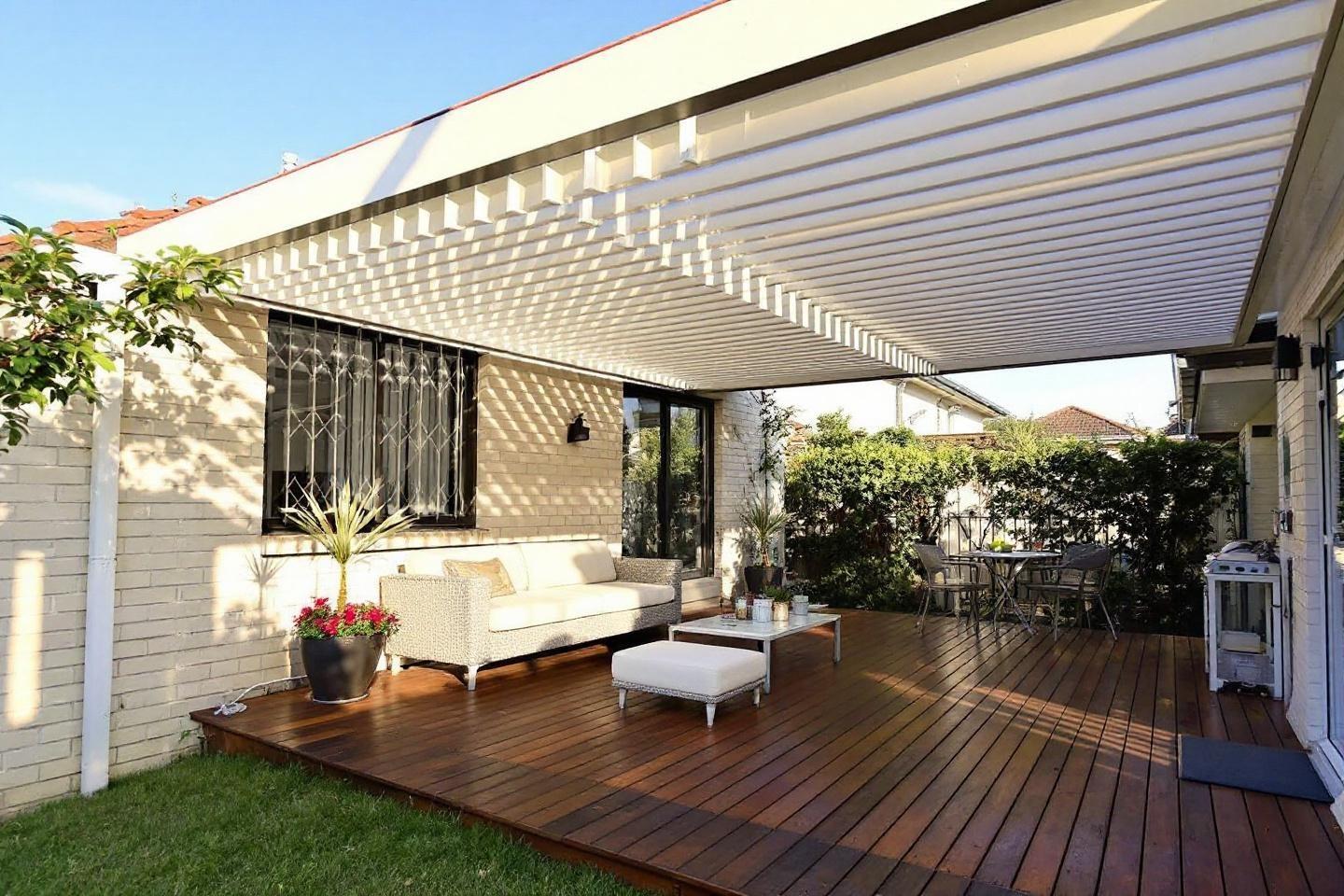 Pergola bioclimatique : orientation des lames pour terrasse plein sud | guide complet