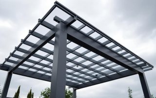 Pergola bioclimatique en aluminium : solutions pour se protéger du vent