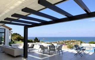 Pergola bioclimatique en aluminium pour bord de mer : durabilité et finitions adaptées