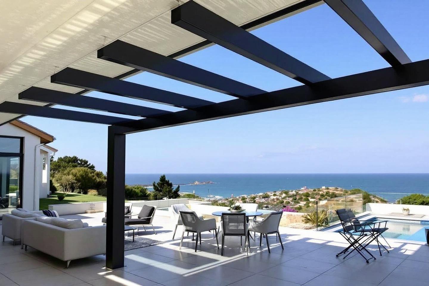 Pergola bioclimatique en aluminium pour bord de mer : durabilité et finitions adaptées