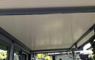 Pergola bioclimatique sur dalle existante : autorisations et vérifications avant travaux