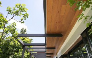 Pergola bioclimatique ou carport : différences, avantages et inconvénients