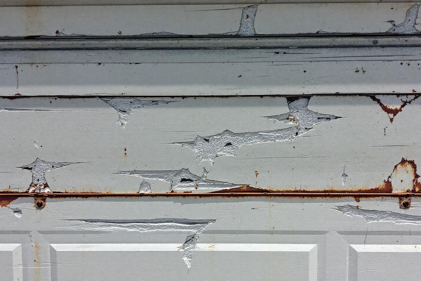 Quand changer sa porte de garage ? Signes d&rsquo;usure et pannes à surveiller