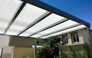 Pergola bioclimatique : comment réduire la chaleur en été ?