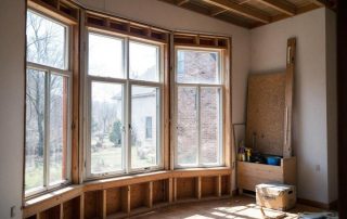Baie vitrée en rénovation : prix, pose et techniques de menuiserie