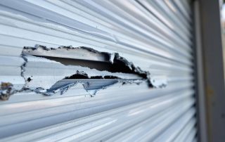 Volet roulant bloqué : causes courantes, solutions et conseils pour le réparer