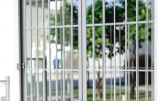 Sécuriser une baie vitrée contre les effractions : solutions anti-effraction