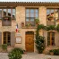 Façade de maison avec fenêtres en bois à double vitrage