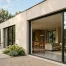 Façade de maison contemporaine équipée de grandes baies vitrées en aluminium haut de gamme