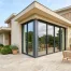 Façade de maison contemporaine avec une baie vitrée coulissante de grande hauteur