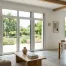 Fenêtres en PVC dans un intérieur moderne lumineux