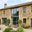 Façade d'une maison française rénovée avec des fenêtres sur mesure en aluminium
