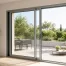 Fenêtre coulissante aluminium à deux vantaux dans un intérieur lumineux