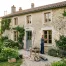 Fenêtres sur mesure neuves sur la façade d'une maison en rénovation