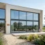Grande fenêtre coulissante en aluminium sur la façade d'une maison contemporaine